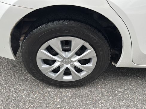 Used 2017 Toyota Corolla LE image 31