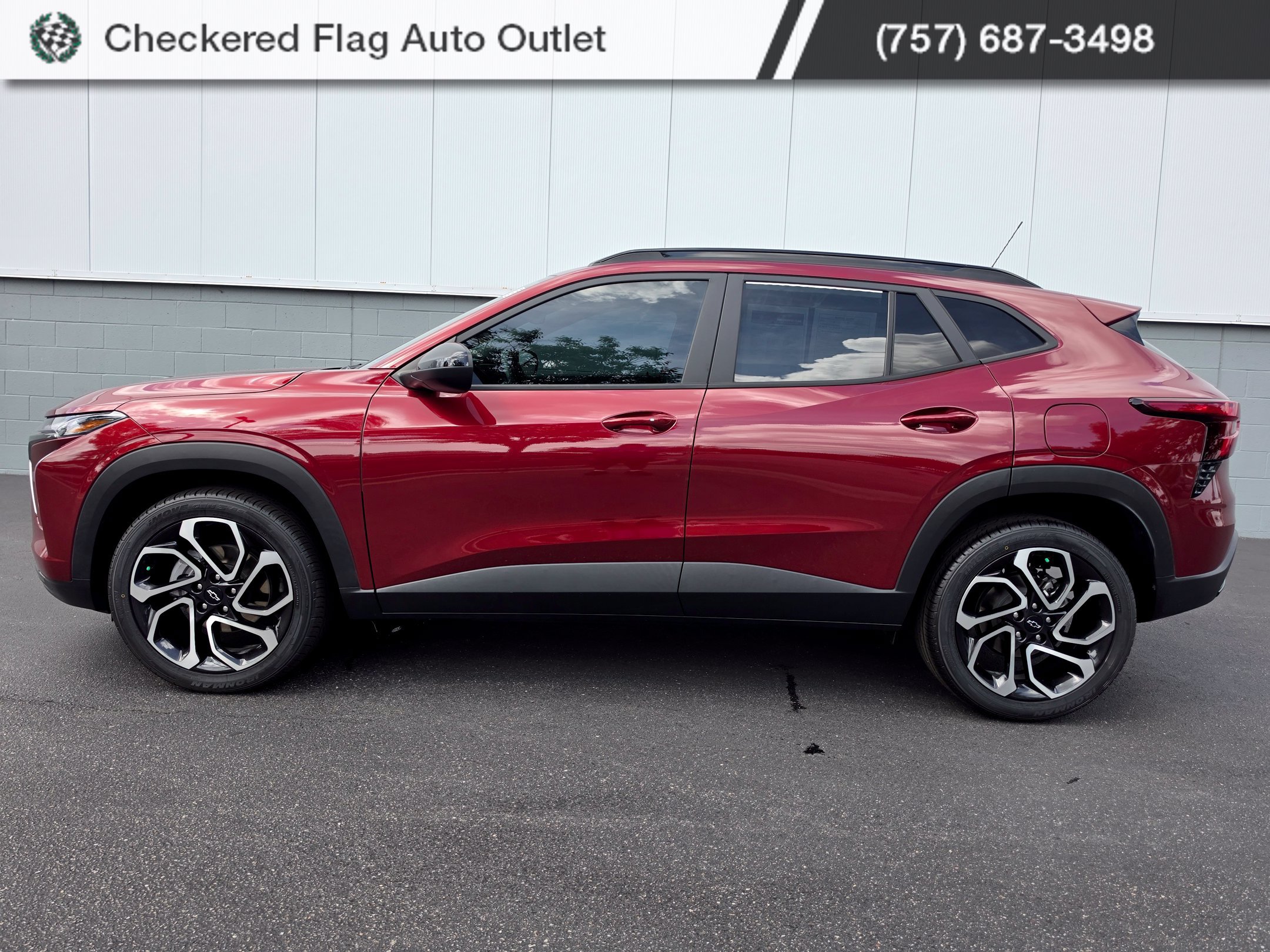 Used 2024 Chevrolet Trax RS w/ Sunroof Package FWD image 3