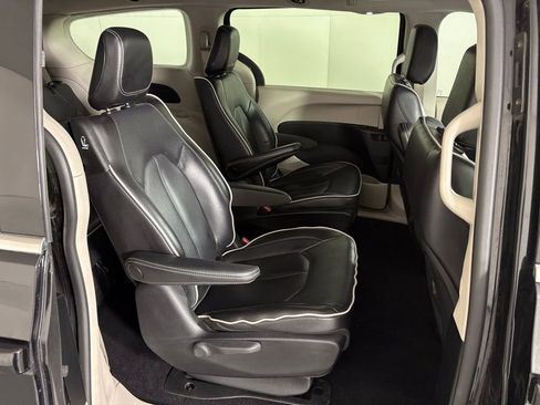 Used 2023 Chrysler Pacifica Limited image 43