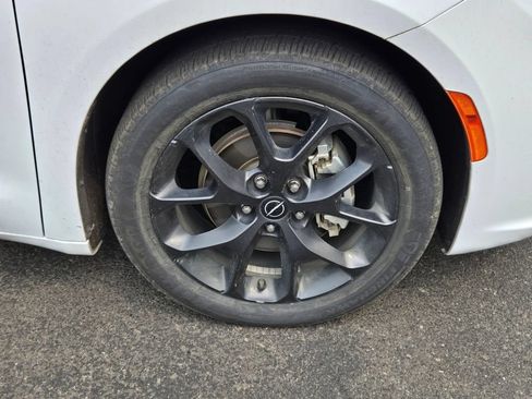 Used 2025 Chrysler Pacifica Limited FWD image 9