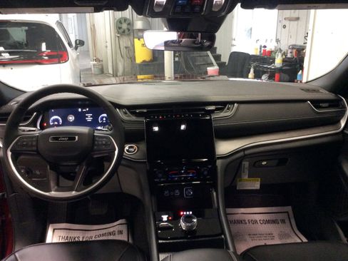 New 2025 Jeep Grand Cherokee Limited image 18