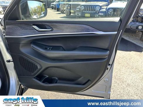 Used 2023 Jeep Grand Cherokee L Limited AWD/4WD image 25