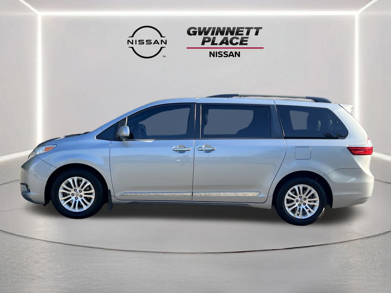 Used 2016 Toyota Sienna XLE w/ XLE Navigation Package FWD image 23