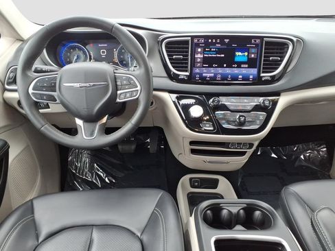 Used 2023 Chrysler Pacifica Touring-L FWD image 12