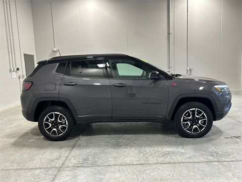 Used 2024 Jeep Compass Trailhawk w/ Trailhawk Elite Group image 5