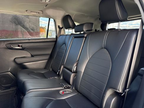 Used 2023 Toyota Highlander XLE image 24