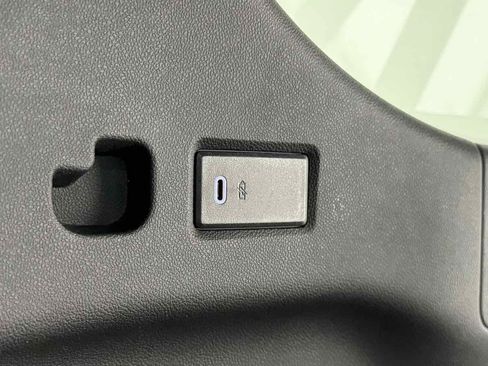 Used 2023 GMC Yukon XL SLT image 35