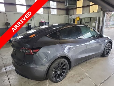 Used 2023 Tesla Model Y 2WD image 3