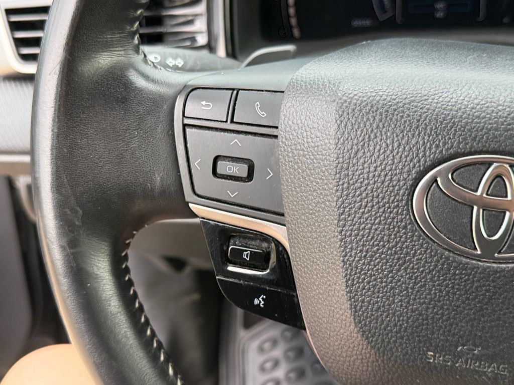 Used 2025 Toyota Camry SE FWD image 15