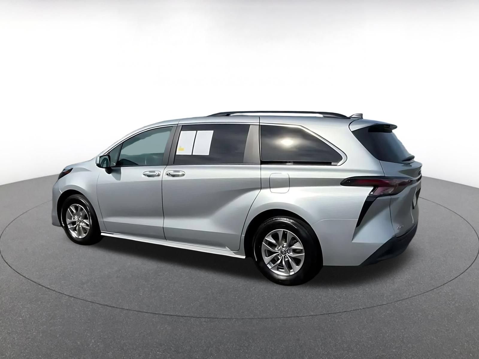 Used 2025 Toyota Sienna XLE FWD image 8