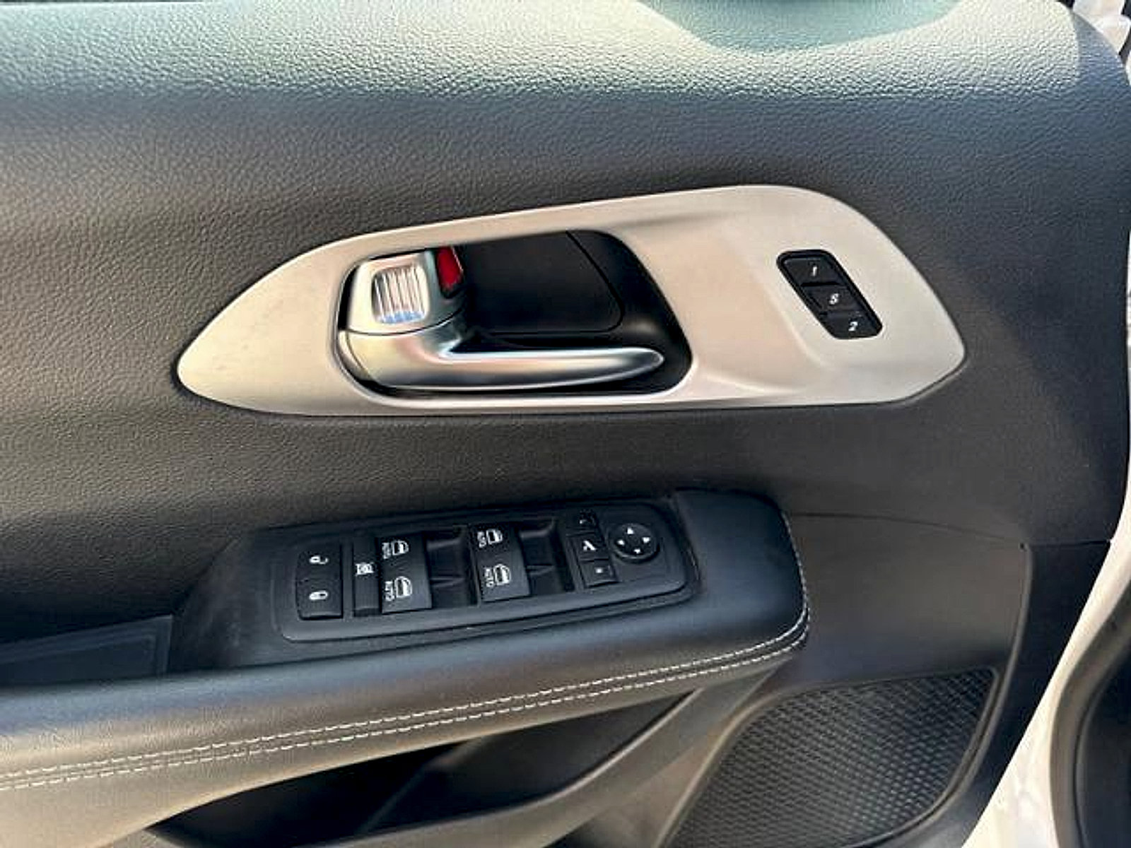 Used 2025 Chrysler Pacifica Limited FWD image 10