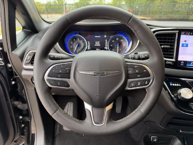 Used 2025 Chrysler Pacifica Select FWD image 17