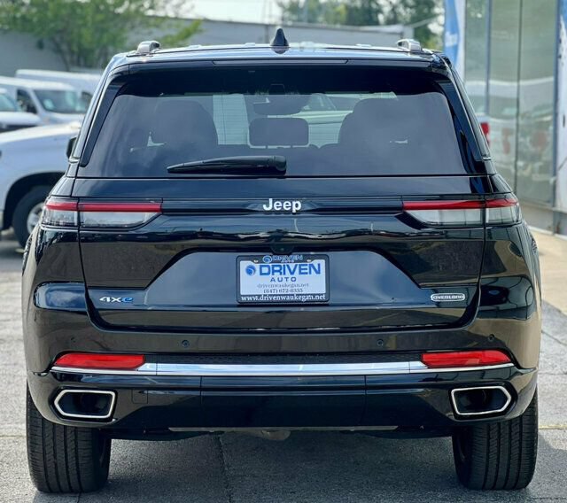Used 2023 Jeep Grand Cherokee Overland AWD/4WD image 4
