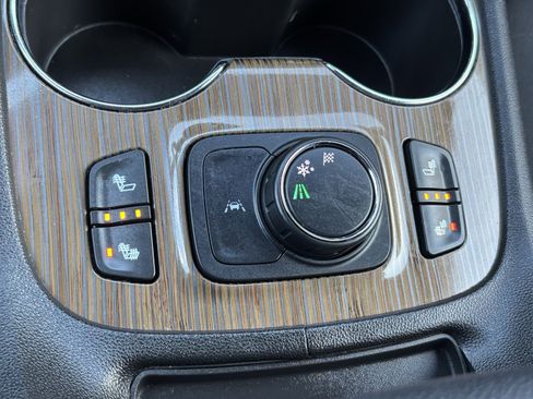 Used 2021 GMC Acadia SLE w/ Driver Convenience Package image 4