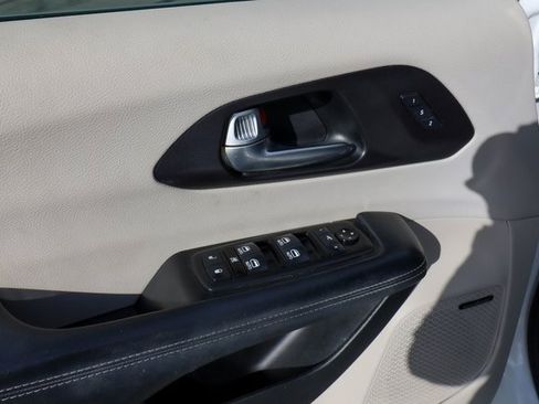 Used 2020 Chrysler Pacifica Limited w/ Tire & Wheel Group image 38