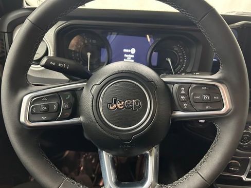 Used 2025 Jeep Wrangler Unlimited Sahara image 18