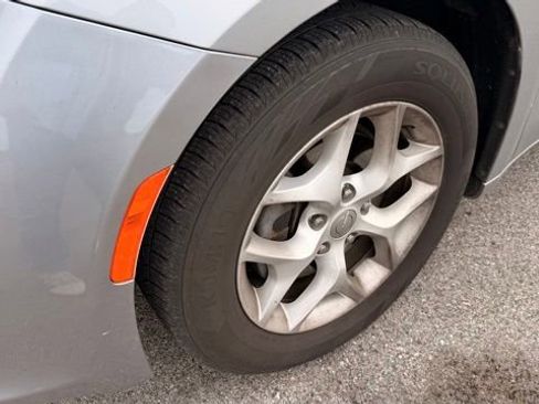 Used 2018 Chrysler Pacifica Touring-L w/ Tire & Wheel Group FWD image 10