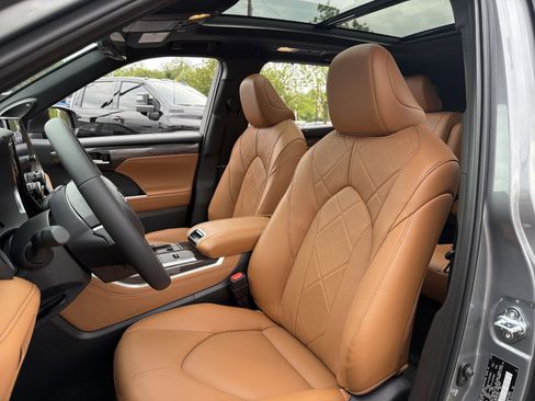New 2026 Toyota Highlander Platinum AWD/4WD image 13