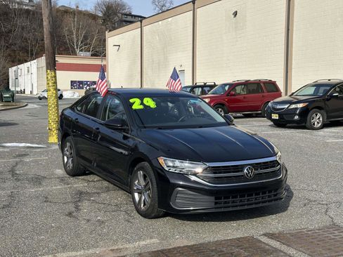 Used 2024 Volkswagen Jetta SE image 1