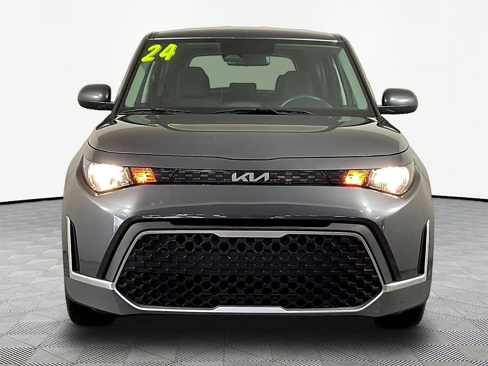Used 2024 Kia Soul LX FWD image 2