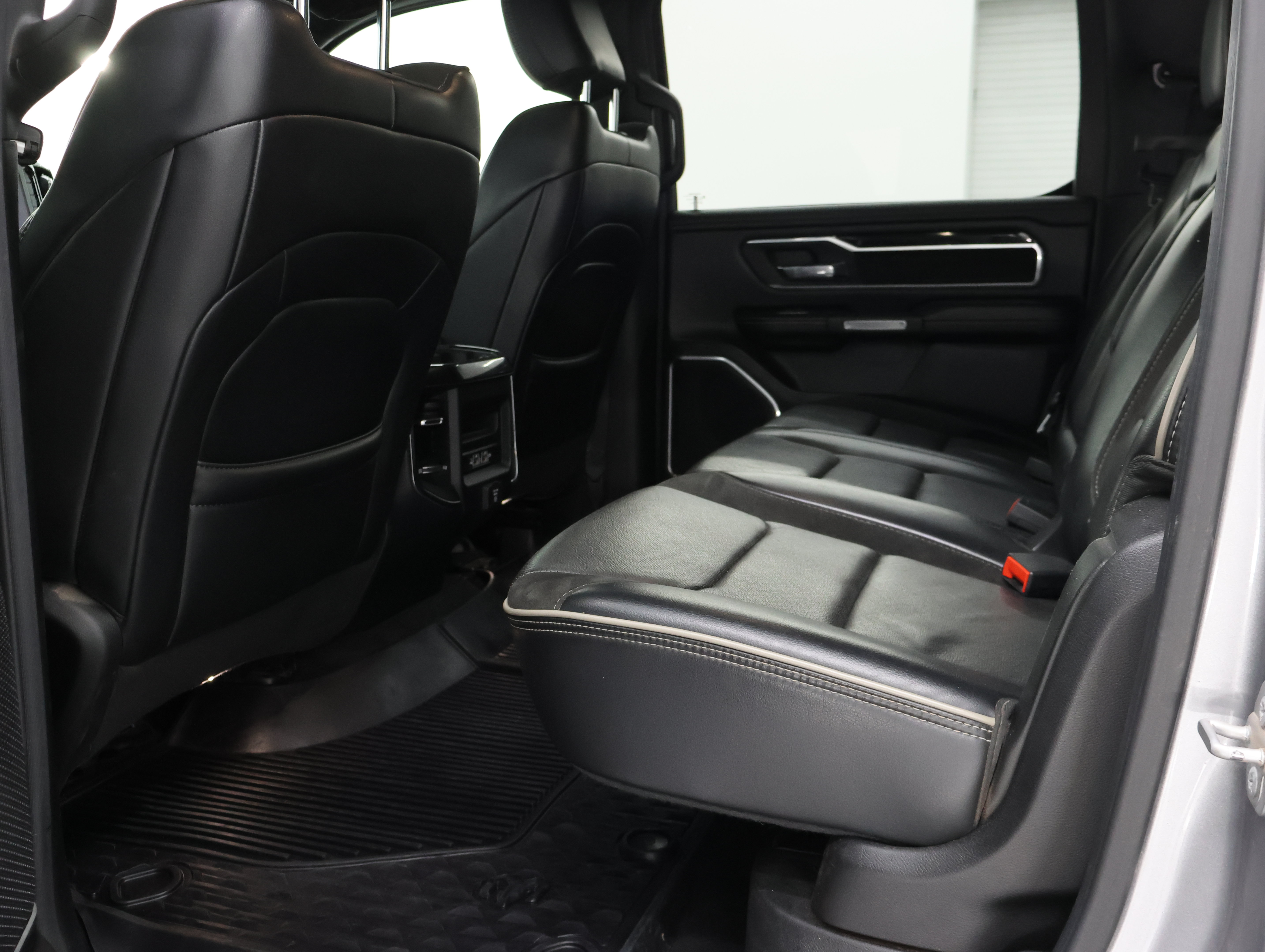 Used 2019 RAM 1500 Laramie w/ Sport Appearance Package AWD/4WD image 33