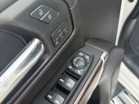Used 2022 GMC Sierra 1500 SLT w/ SLT Premium Package AWD/4WD image 16