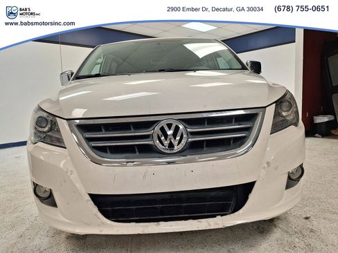 Used 2011 Volkswagen Routan SEL Premium FWD image 9