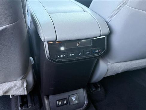 Used 2021 Toyota Highlander Limited image 24