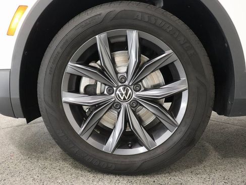 Used 2024 Volkswagen Tiguan SE w/ Panoramic Sunroof Package image 5