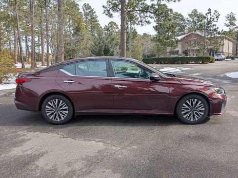 Used 2024 Nissan Altima 2.5 SV image 2