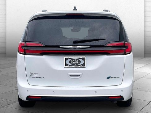 Used 2023 Chrysler Pacifica Pinnacle FWD image 3