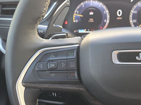 Used 2024 Jeep Grand Cherokee L Limited w/ Black Appearance Package image 30