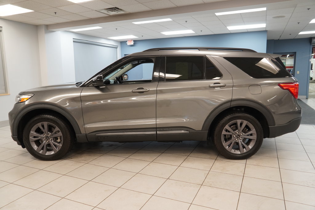 Used 2022 Ford Explorer XLT w/ Equipment Group 202A AWD/4WD image 2