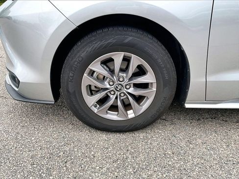 Used 2025 Toyota Sienna XLE FWD image 7