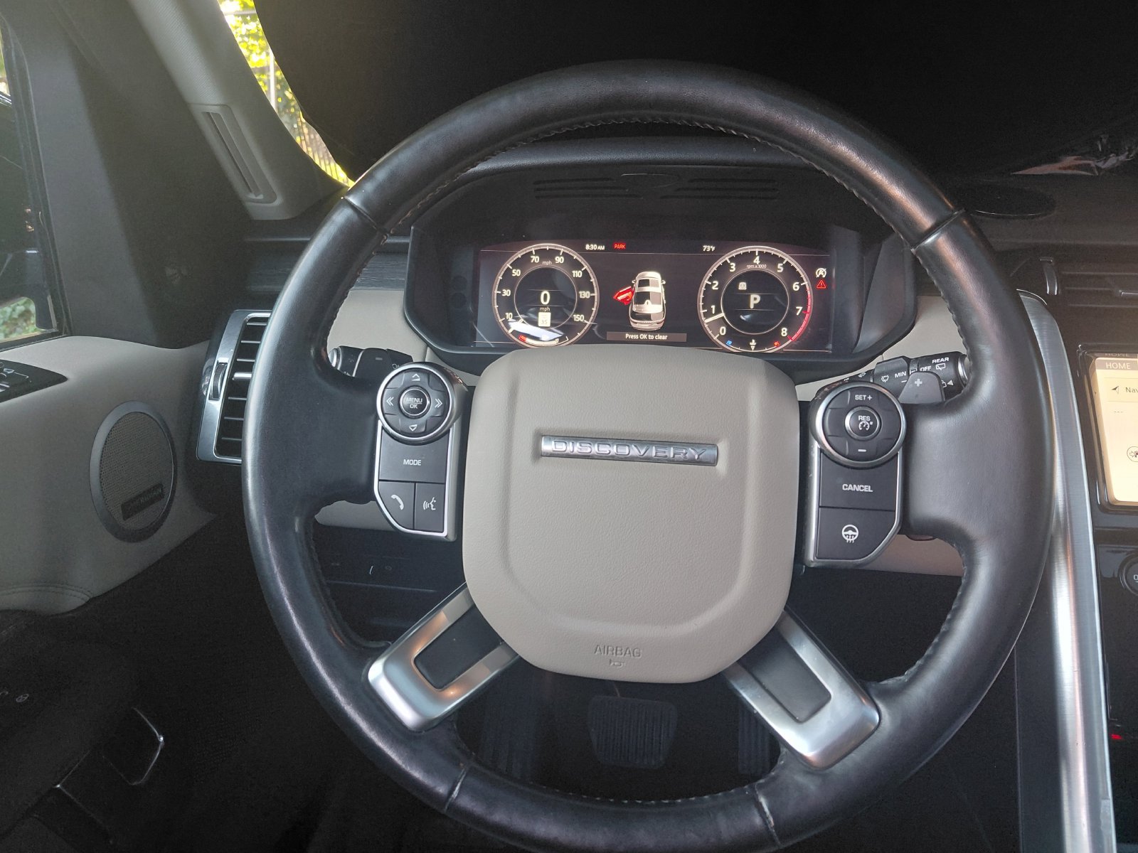Used 2018 Land Rover Discovery HSE AWD/4WD image 4