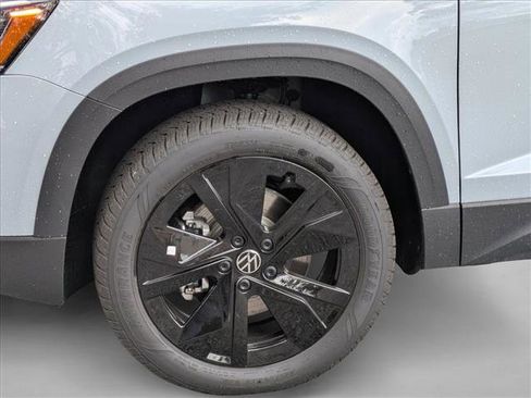 New 2026 Volkswagen Taos SE FWD image 10