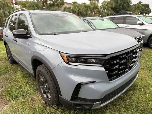Used 2025 Honda Pilot TrailSport image 2