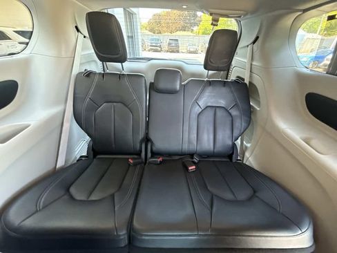 Used 2022 Chrysler Pacifica Touring-L FWD image 61