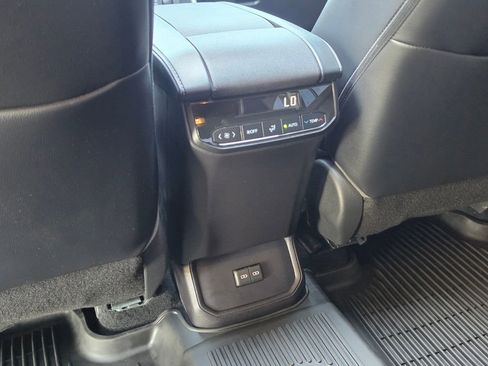 Used 2022 Toyota Highlander XLE AWD/4WD image 37