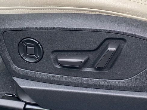 Used 2022 Audi e-tron Premium w/ Convenience Plus Package image 15