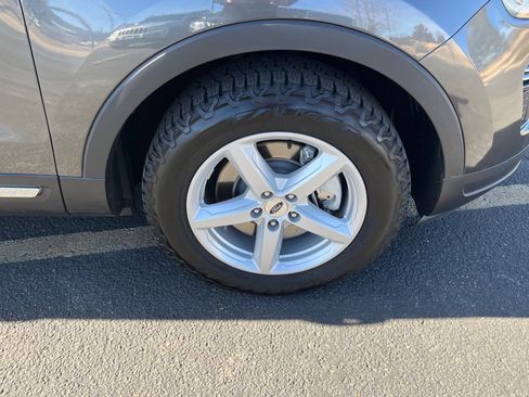 Used 2018 Ford Explorer XLT image 11