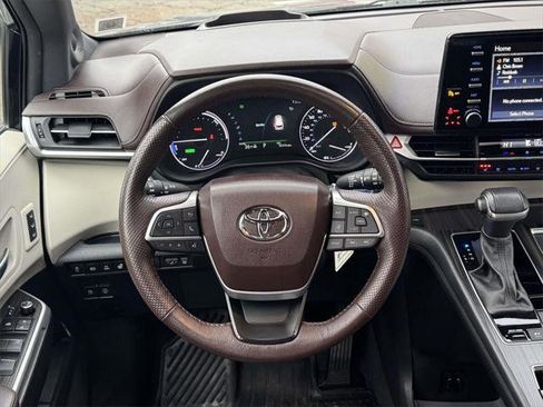 Used 2023 Toyota Sienna Platinum image 9
