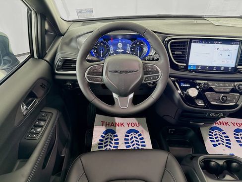 Used 2025 Chrysler Pacifica Select image 21