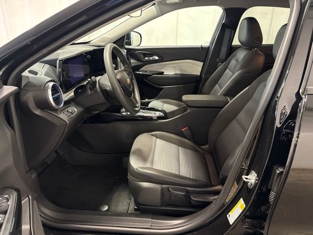 Used 2025 Chevrolet Trax LT FWD image 12