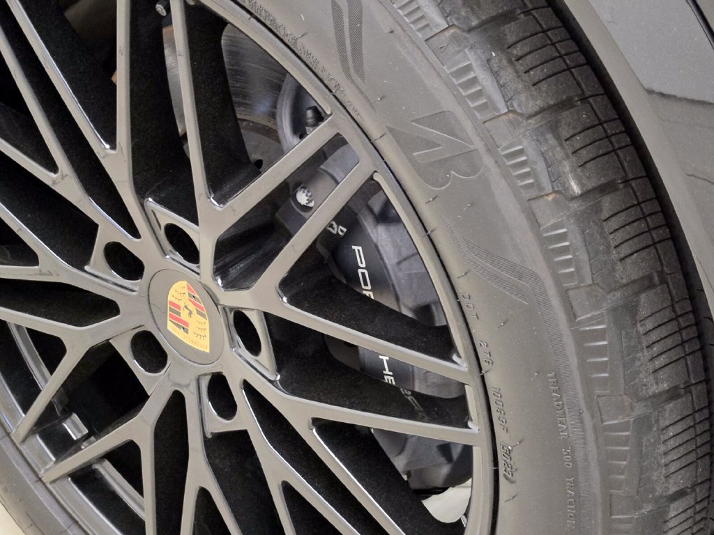 Used 2024 Porsche Cayenne Coupe AWD/4WD image 14