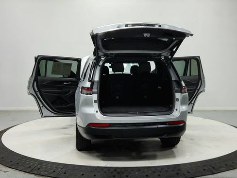Used 2023 Jeep Grand Cherokee L Laredo RWD image 15