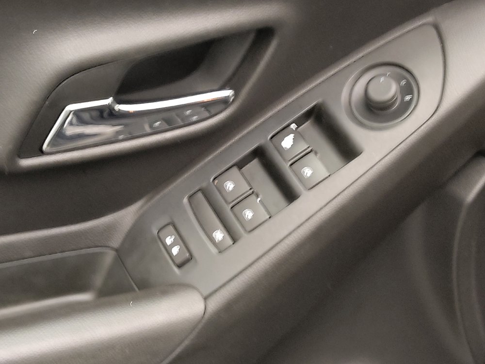Used 2020 Chevrolet Trax LT w/ LT Convenience Package FWD image 27