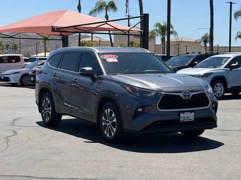 Used 2022 Toyota Highlander XLE FWD image 3