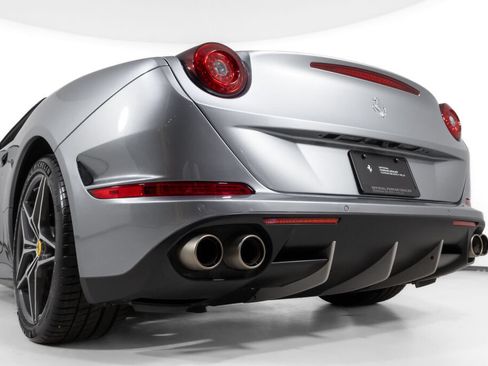 Used 2016 Ferrari California T RWD image 17