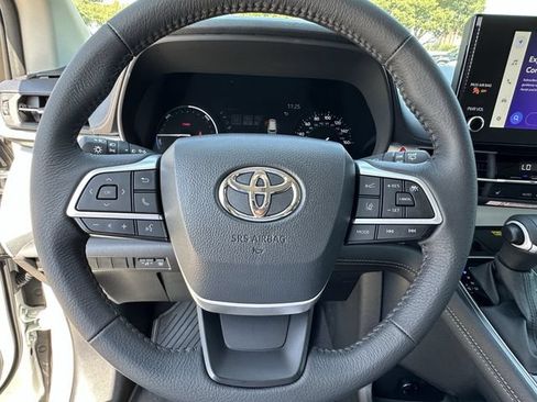 Used 2026 Toyota Sienna XLE FWD image 12